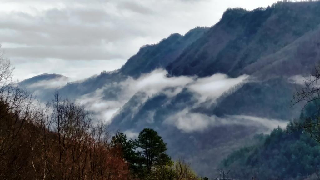 cloudy ridge mountains